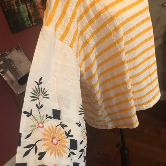 ♥️2 left Yellow striped shirt with floral sleeves - Picture 5 of 5